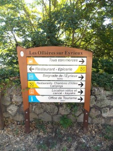 Signalétique directionnelle sur deux mâts en village, commune des Ollières sur Eyrieux