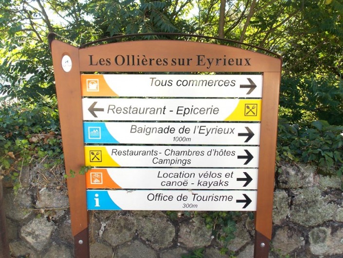Signalétique directionnelle sur deux mâts en village, commune des Ollières sur Eyrieux